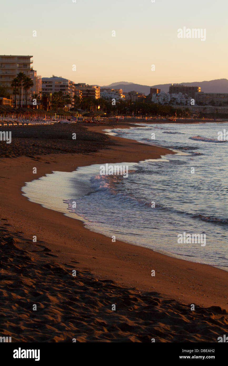 Sunrise in La Carihuela beach, Benalmádena, Málaga, Andalucía, Spagna. Foto Stock