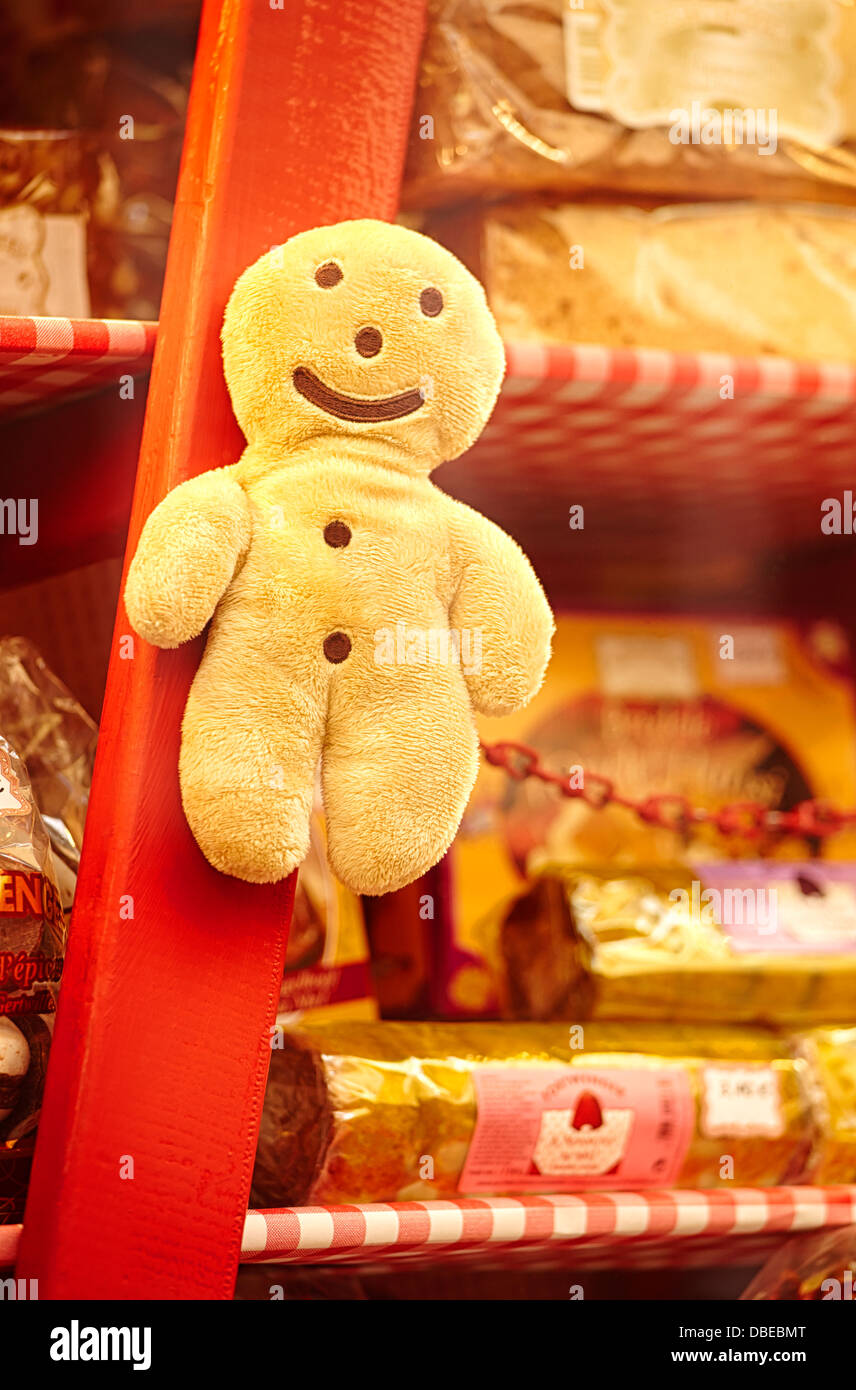Gingerbread Man peluche presso un negozio di finestra. Colmar. Strada del vino. Haut-Rhin. L'Alsazia. Francia Foto Stock