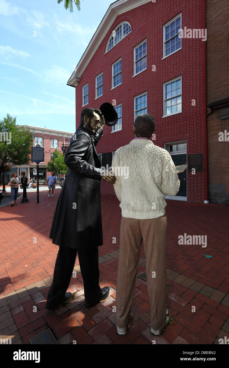 Visita di ritorno statua di Lincoln Square, in onore di Abraham Lincoln è l'indirizzo di Gettysburg, Gettysburg, Pennsylvania, STATI UNITI D'AMERICA Foto Stock
