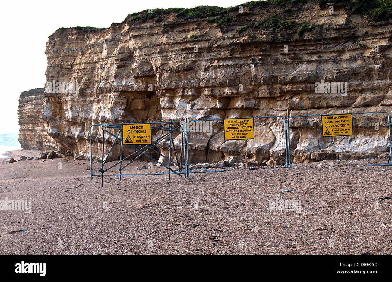 Burton bradstock beach chiuso dopo la frana presso Dorset beach ha causato una caduta sulla scogliera di uccidere donna Foto Stock