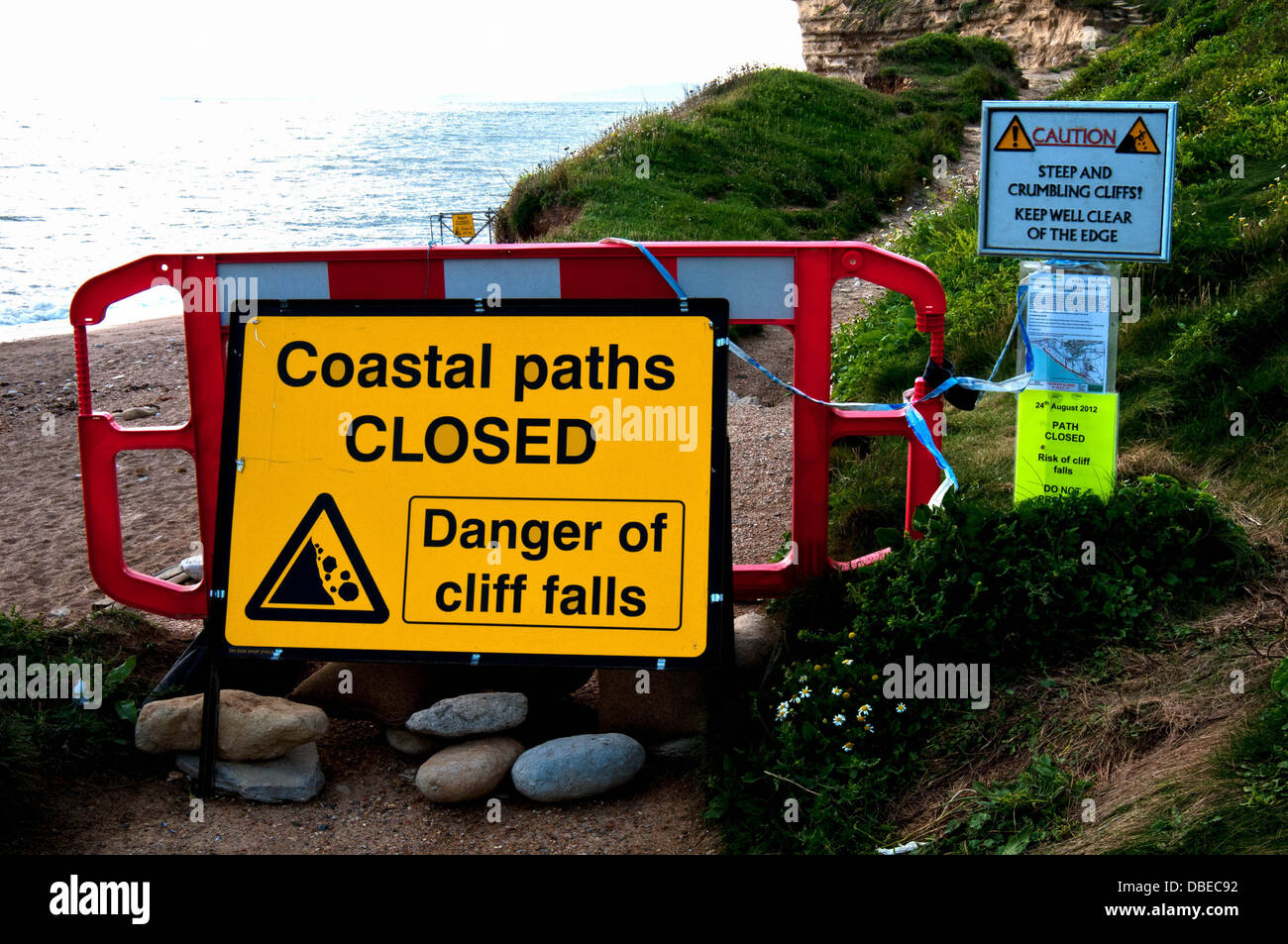 Burton bradstock sentiero costiero chiuso dopo la frana presso Dorset beach ha causato una caduta sulla scogliera di uccidere donna Foto Stock