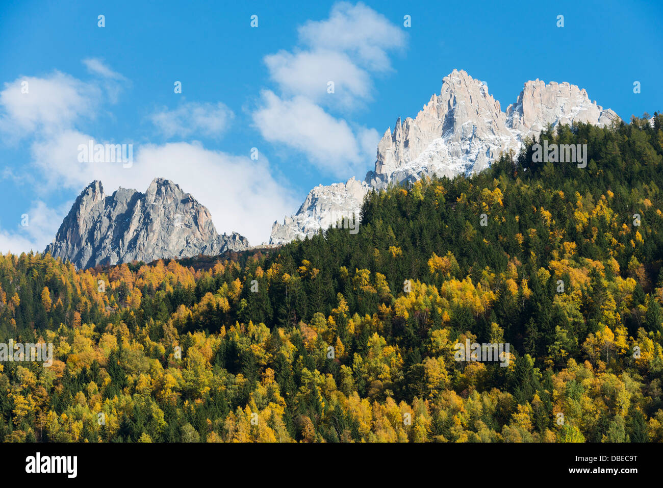 L'Europa, Francia, sulle Alpi francesi, Haute-Savoie, Chamonix Aiguilles des Chamonix montagne in autunno Foto Stock