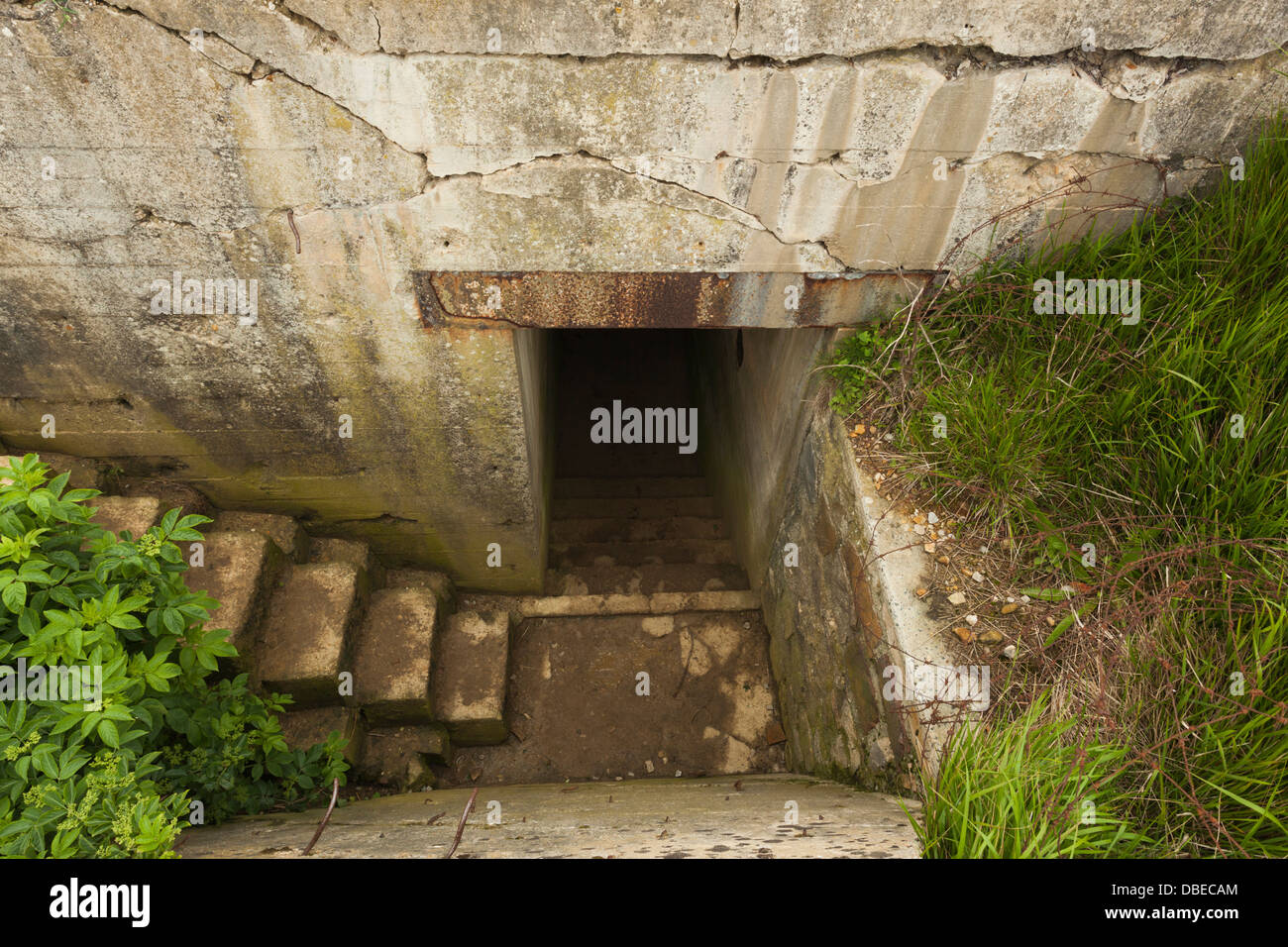 Francia, Normandia, D-Day spiagge, St-Pierre du Mont, Pointe du Hoc noi Ranger Memorial, dalle rovine della seconda guerra mondiale il tedesco bunker. Foto Stock