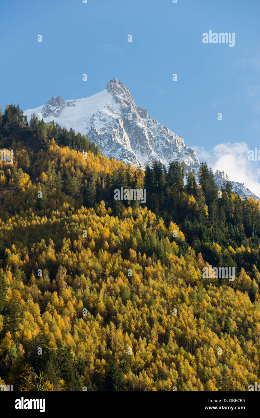 L'Europa, Francia, sulle Alpi francesi, Haute-Savoie, Chamonix Aiguilles du Midi, montagne in autunno Foto Stock