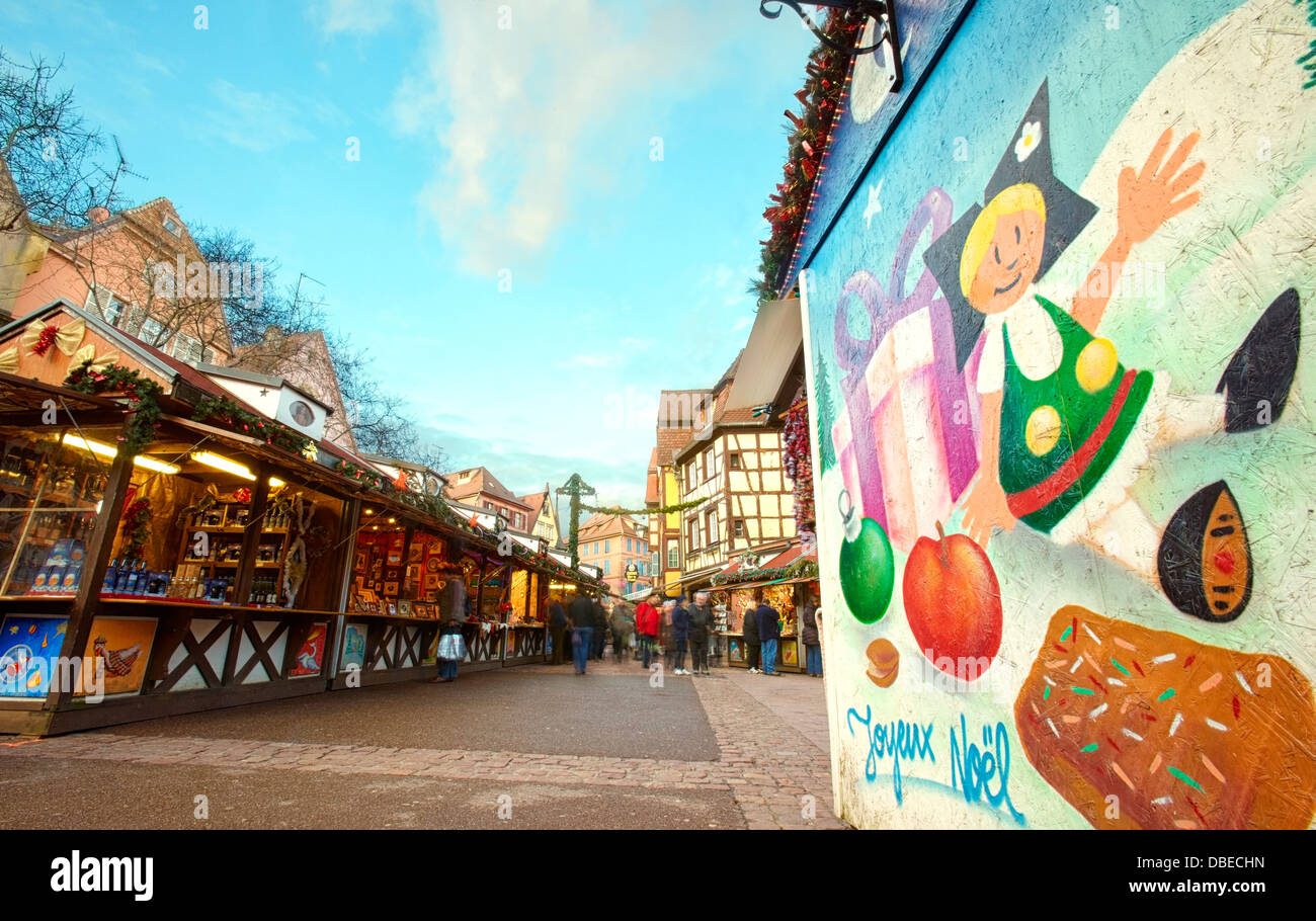 Mercatino di Natale presso il centro della città. Colmar. Strada del vino. Haut-Rhin. L'Alsazia. Francia Foto Stock