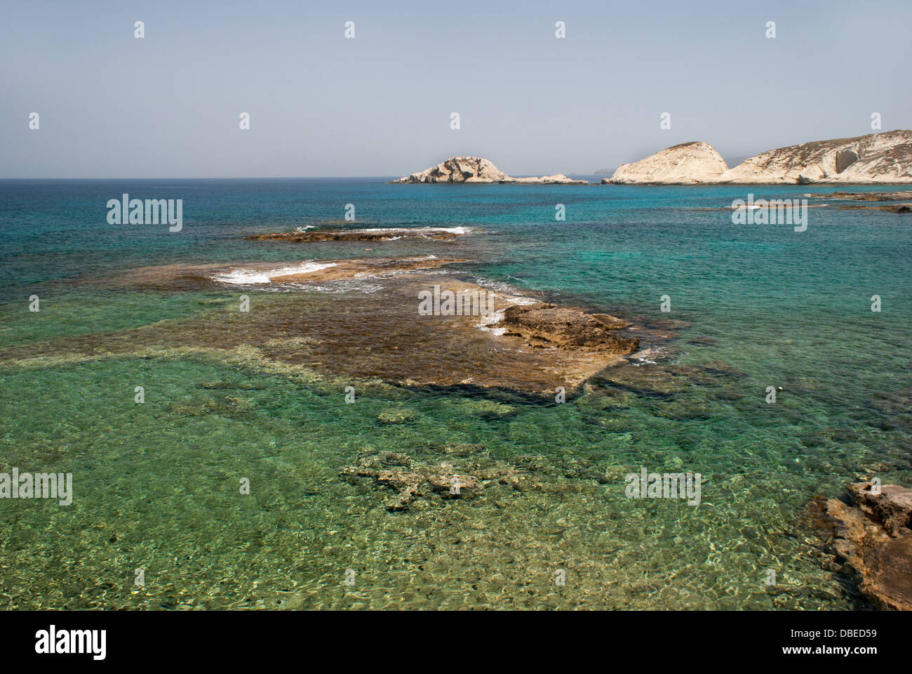 Le grotte e le formazioni rocciose di mare a sarakiniko area sull isola di Milos, Grecia Foto Stock