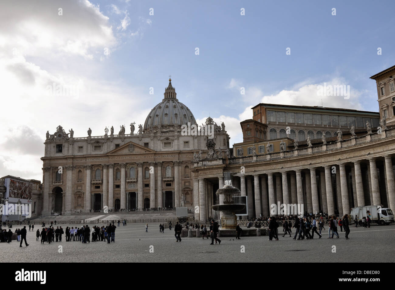 La Basilica di San Pietro con il colonnato del Bernini e Maderno la fontana di Roma. Foto Stock
