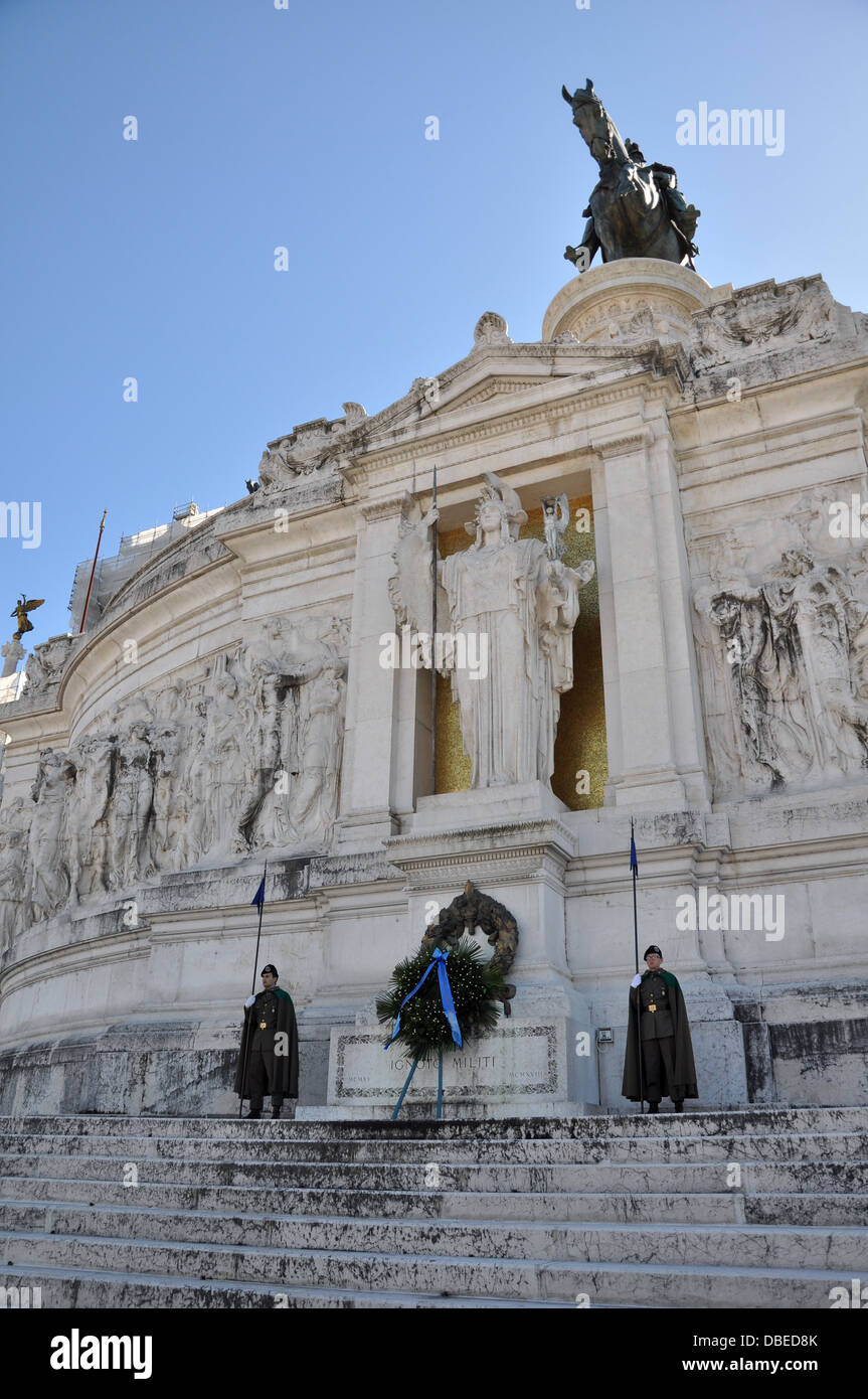Tomba del Milite Ignoto, sotto la statua della dea Roma, con la fiamma eterna sulla destra. Foto Stock