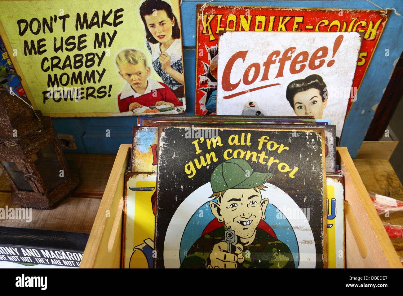 Sono tutto per Gun Control e altri segni di pubblicità vecchio stile per la vendita in negozio di antiquariato, Oakland, Maryland, Foto Stock
