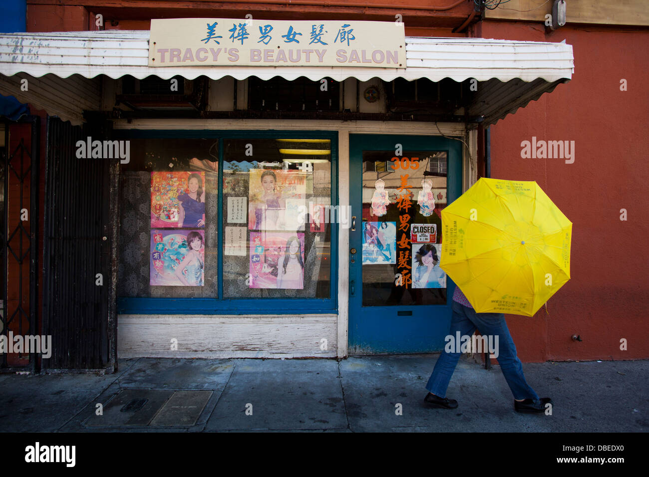 Battere i record di calore in Chinatown. Le donne usano ombrelloni. Los Angeles, California Foto Stock