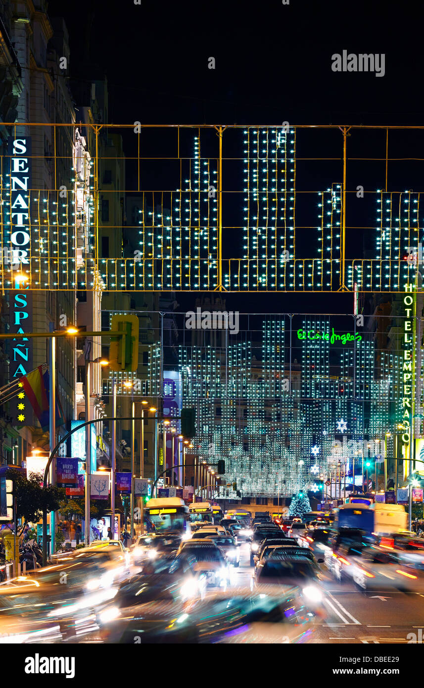 Il traffico a Gran via con luci di stringa nel tempo di Natale. Madrid. Spagna. Foto Stock