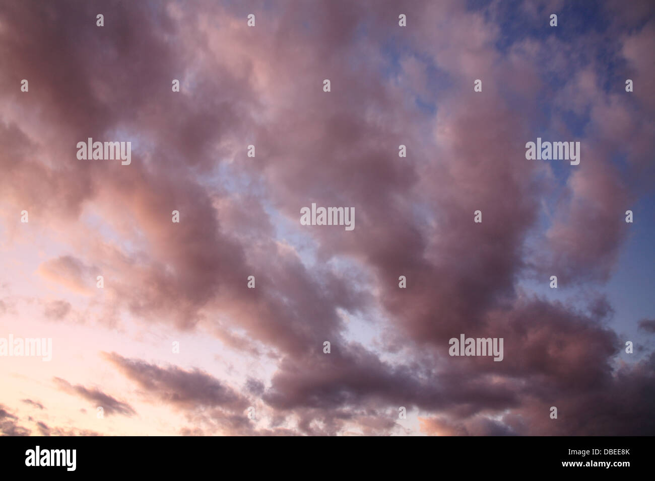 Sky e Cloud Scena, un colorato e infausto guardando il tramonto Cloudscape Foto Stock