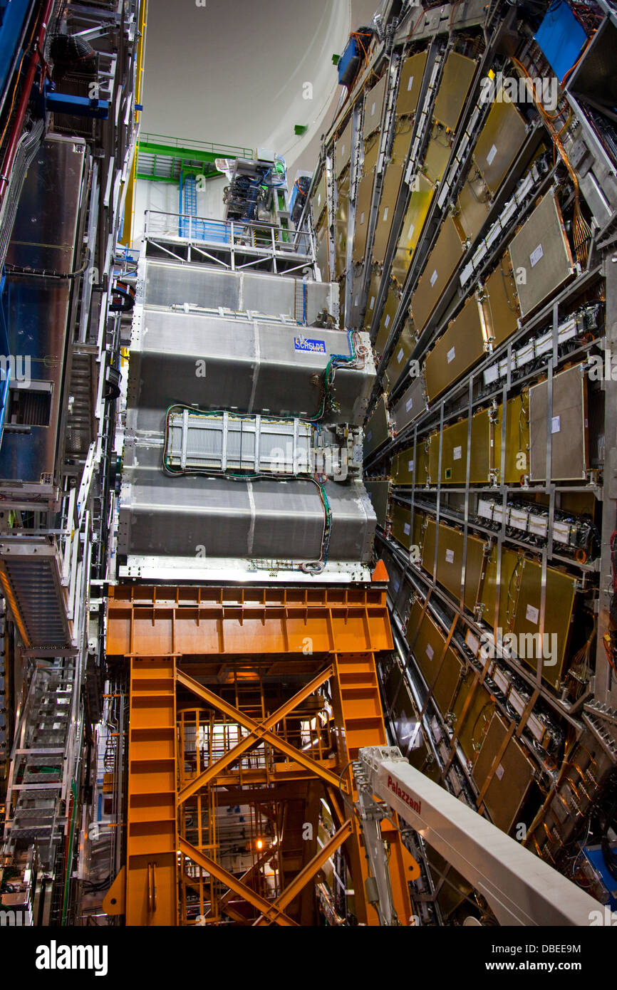 Il cappuccio di estremità il Toro e la grande ruota di muoni del rivelatore ATLAS presso il CERN Foto Stock
