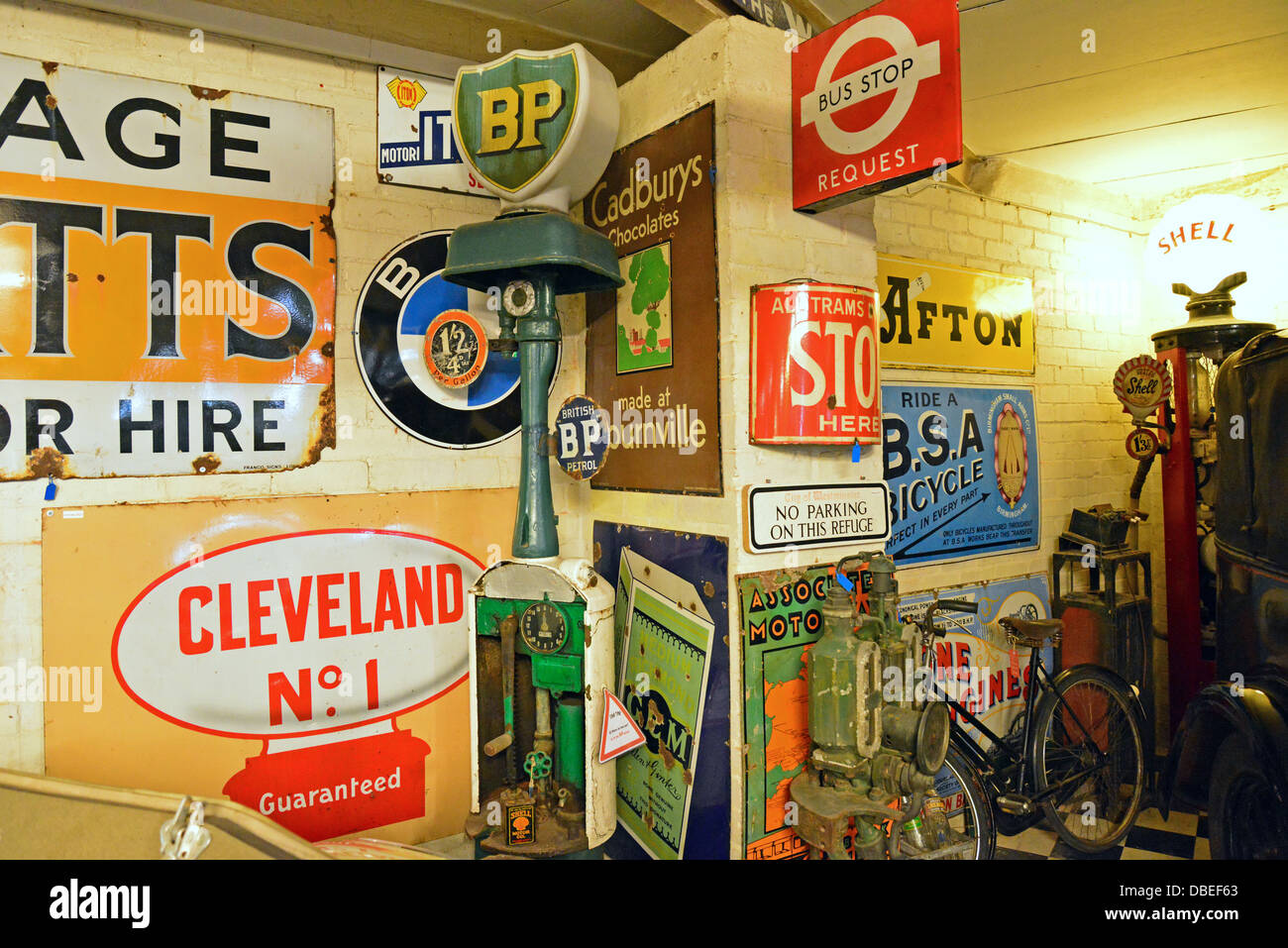 Vintage segni di stagno a Cotswold Motoring Museum, il vecchio mulino, Bourton-on-the-acqua, Gloucestershire, England, Regno Unito Foto Stock