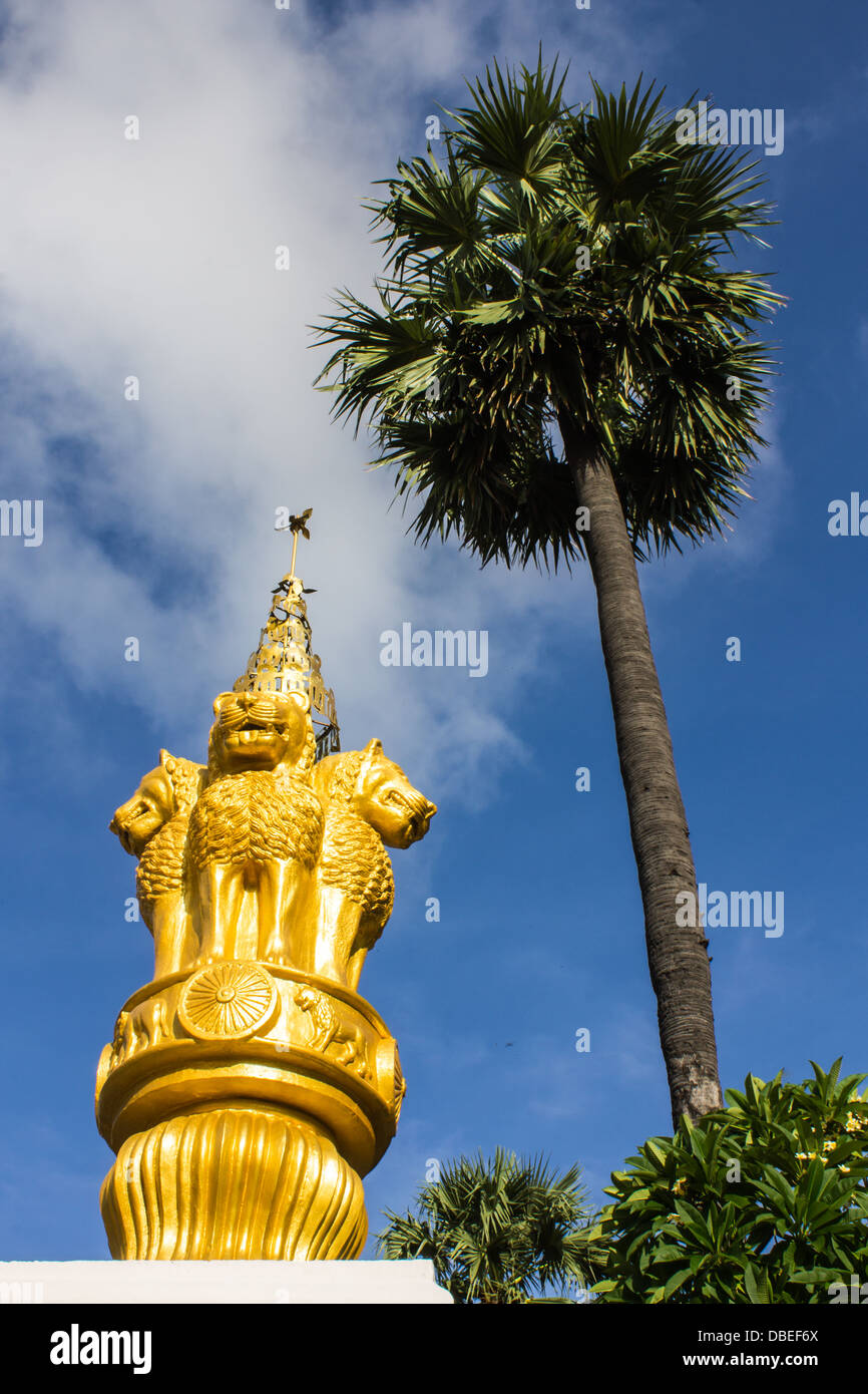 Pilastro di Ashoka e Sugar Palm in Wat Pra che Chomthong vora vihan , Chiangmai Thailandia Foto Stock
