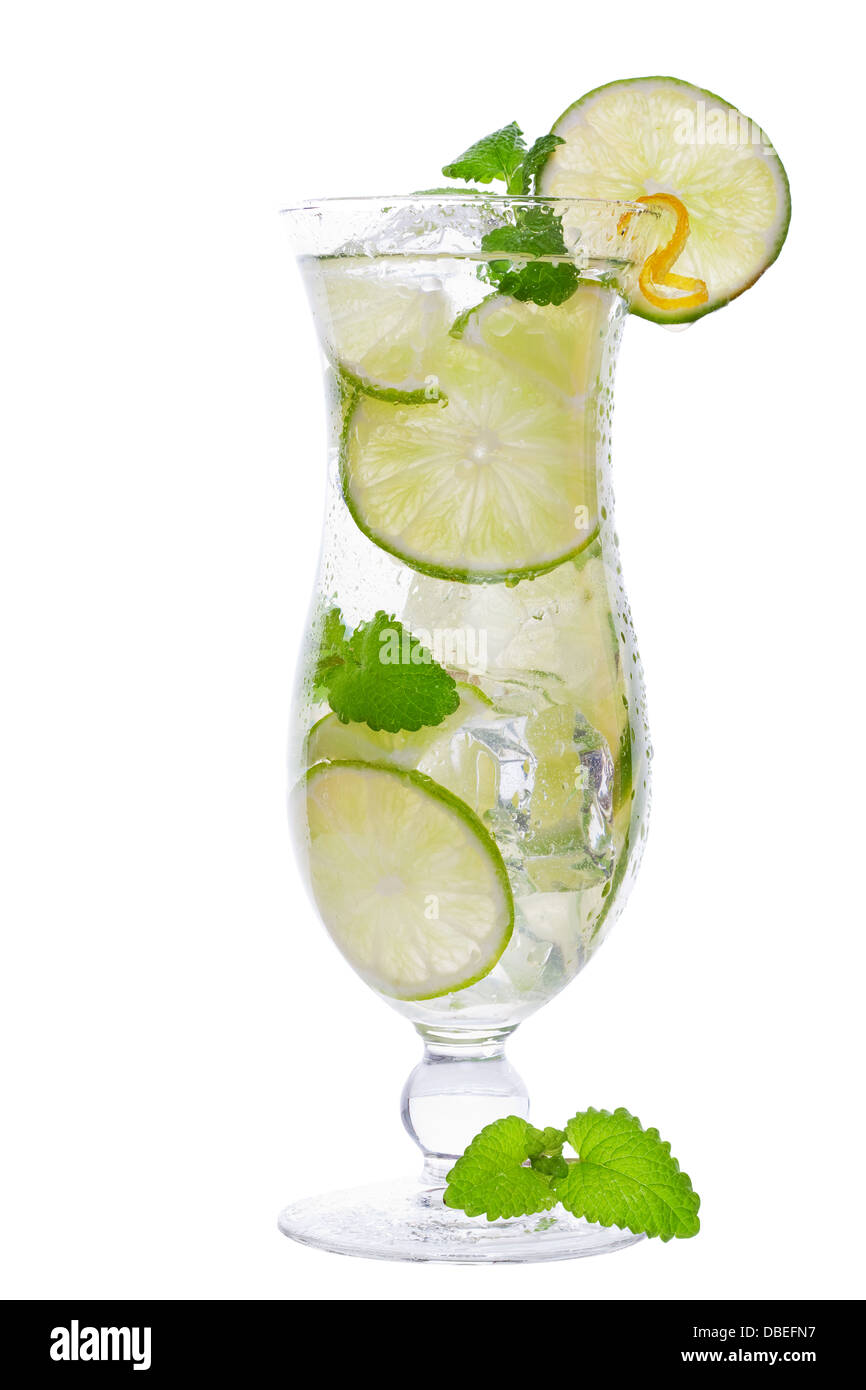 Cocktail mojito da bere in un bicchiere alto con calce isolata su uno sfondo bianco Foto Stock