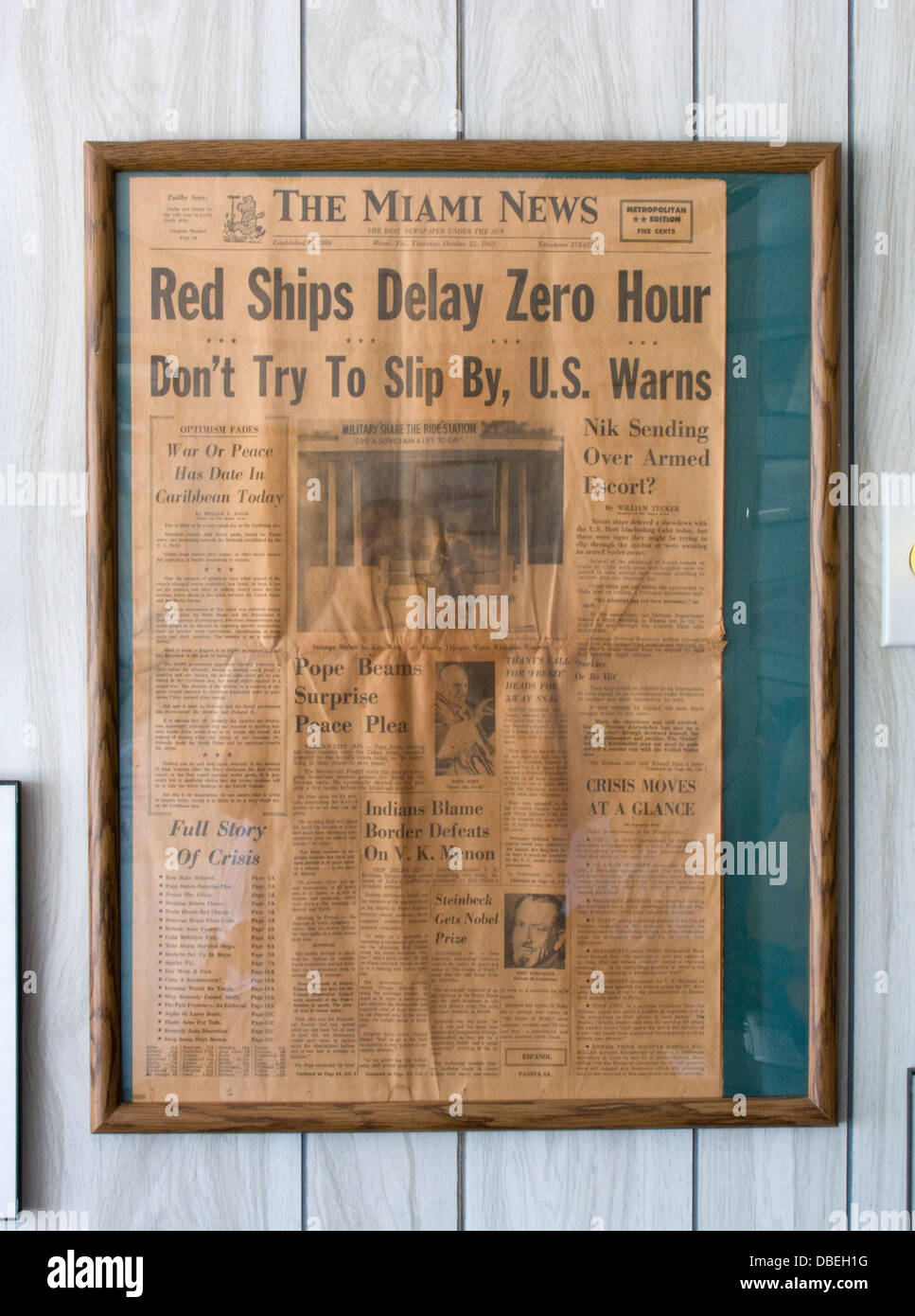 Incorniciato nella pagina ANTERIORE DI MIAMI NEWS GIORNALE IN CAFE MARATHON KEY FLORIDA USA Foto Stock