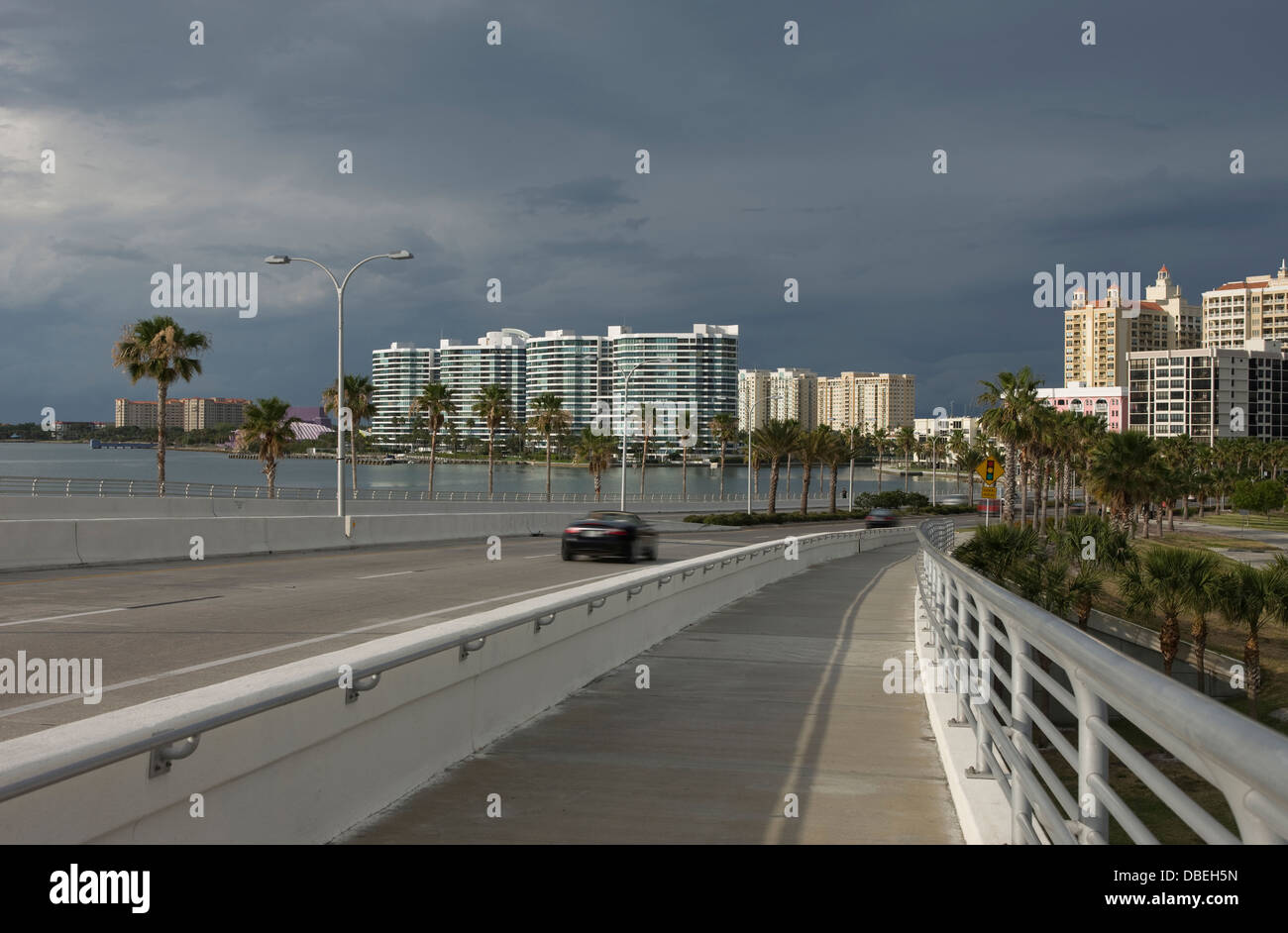 Il RINGLING BOULEVARD BRIDGE skyline del centro di Sarasota Florida USA Foto Stock