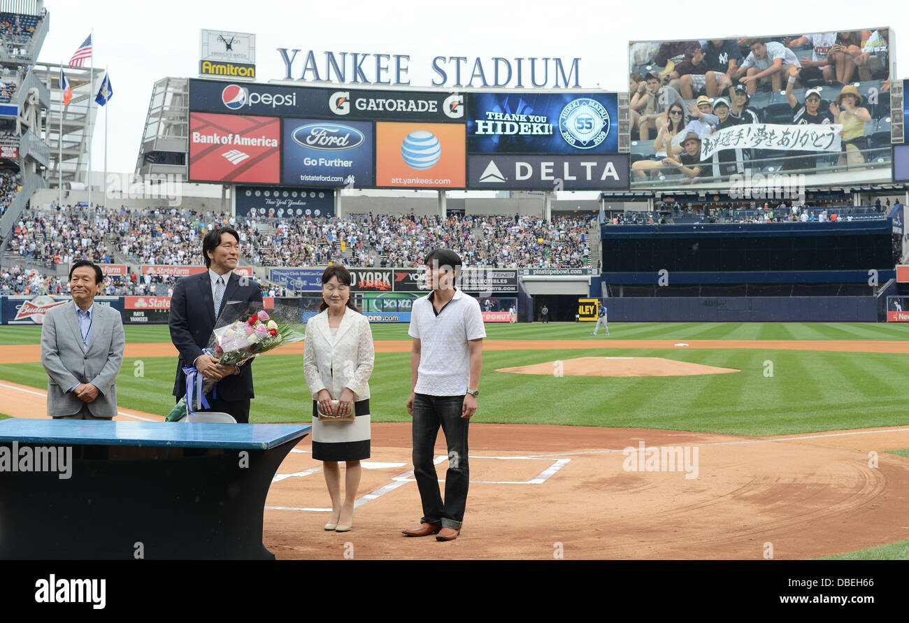 Il Bronx, New York, Stati Uniti d'America. 28 , 2013. Hideki Matsui MLB : Hideki Matsui sta con il suo padre Masao, madre Saeko e fratello prima di firmare il suo reitement carte come i suoi fan sono mostrati sullo schermo durante il suo ritiro ufficiale cerimonia prima della Major League Baseball gioco contro il Tampa Bay Rays allo Yankee Stadium nel Bronx, New York, Stati Uniti . Credito: AFLO/Alamy Live News Foto Stock