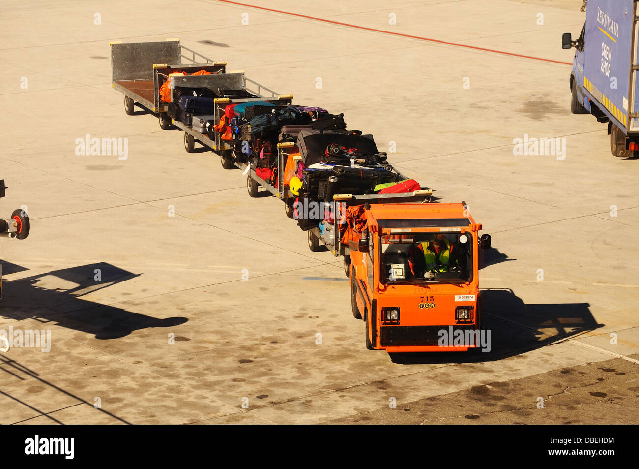 Bagaglio carrello carrello sull'aeroporto grembiule, Malaga, Andalusia, Spagna, Europa occidentale. Foto Stock