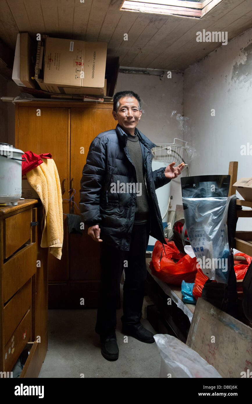 Qijiawan, Nanjing. Il sig. Zhao nella sua, presto per essere demolita, casa Foto Stock