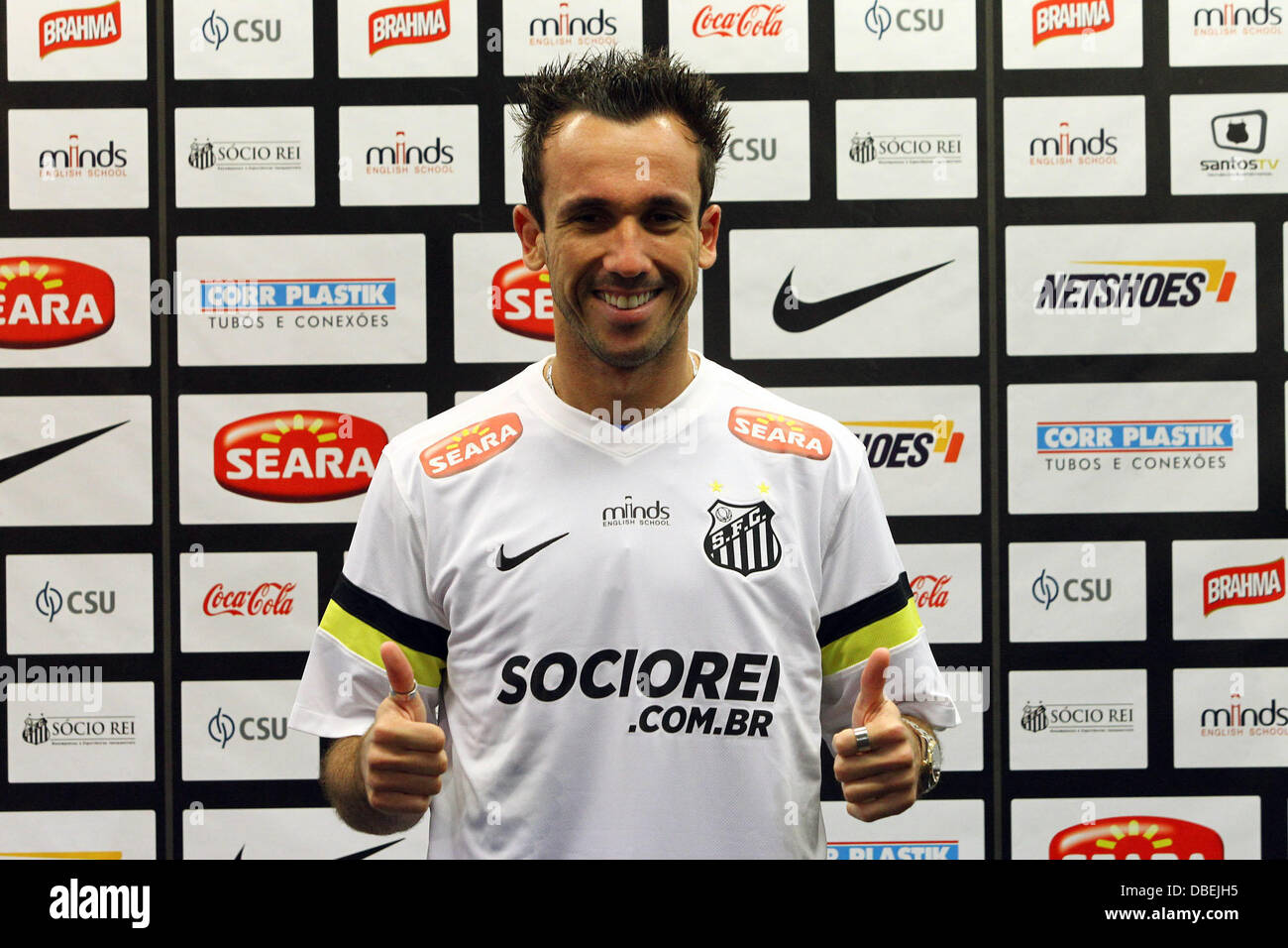 Giocatore Thiago Ribeiro è presentato come un nuovo riscontro di Santos in CT Rei Pele, nel Santos, costa sud di Sao Paulo, Brasile sudorientale, il 29 luglio 2013. Ha giocato a Cagliari, Italia. Foto: Mauricio de Souza/ESTADAO CONTEÚUDO. Foto Stock