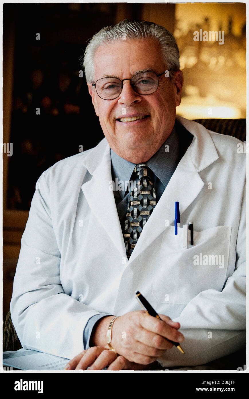 Medico sorridente in ufficio - Immagine stock catturata con smartphone