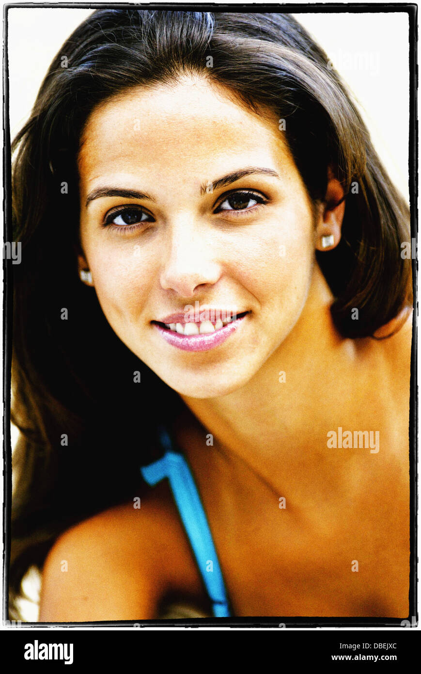 Ispanico donna sorridente - Immagine stock catturata con smartphone