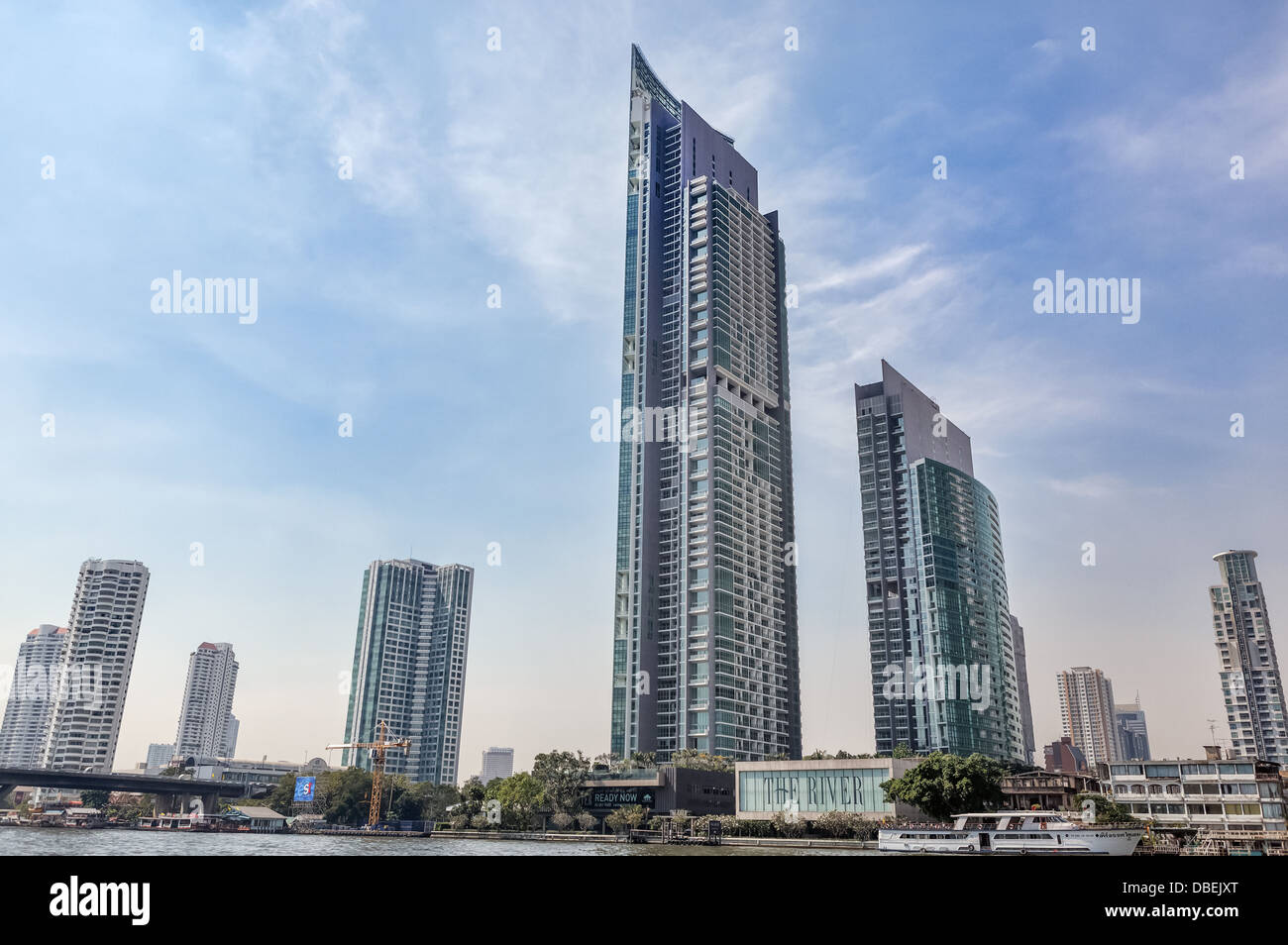 Vista urbano della città di Bangkok con grattacieli e ponte Foto Stock