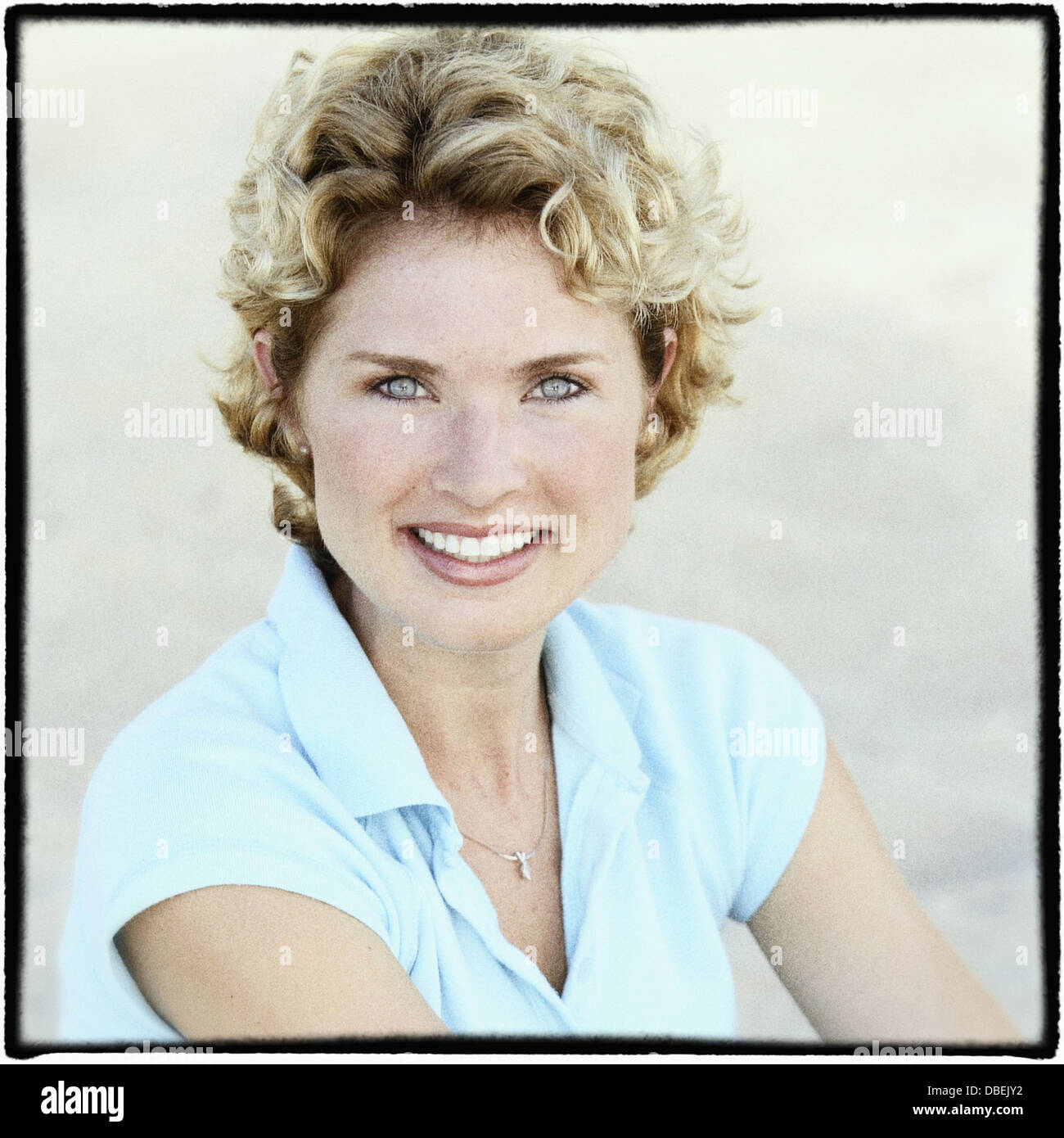 Donna sorridente all'aperto - Immagine stock catturata con smartphone