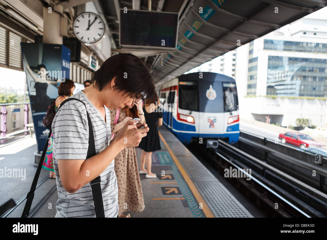 Una BTS Skytrain tira in una stazione nel centro della città Foto Stock
