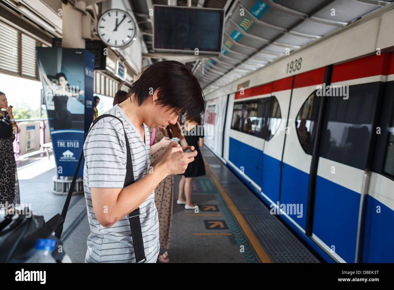 Una BTS Skytrain tira in una stazione nel centro della città Foto Stock
