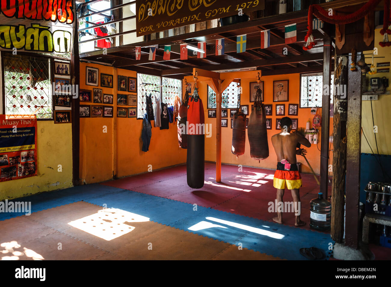 Thai boxer in palestra. Bangkok, Thailandia Foto Stock