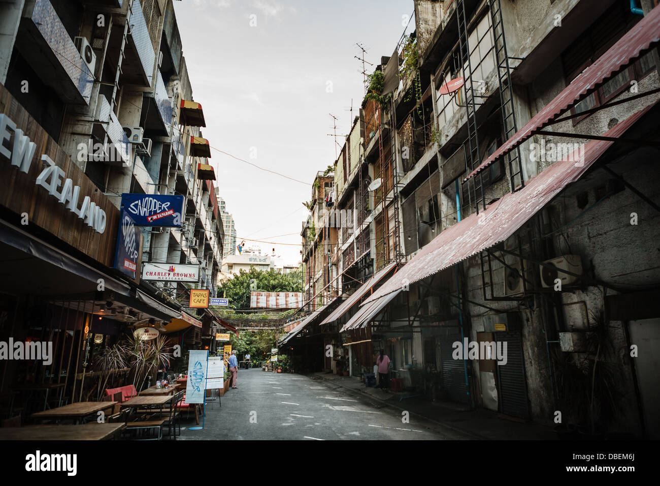 Sporco sul lato thailandese street non lontano dalla Sukhumvit Road Foto Stock
