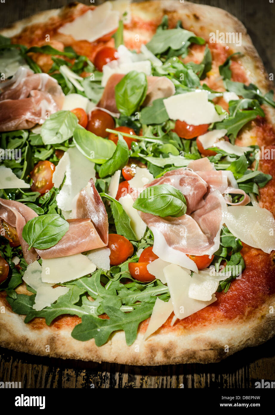 Pizza al prosciutto di Parma e di dettaglio a razzo Foto Stock