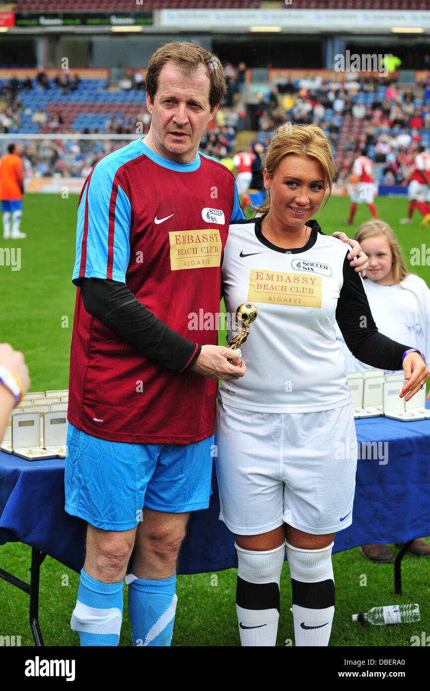 Lauren Goodger e Alastair Campbell la celebrità Soccer torneo Sei tenuto a Turf Moor stadium Burnley, Inghilterra - 05.06.11 Foto Stock
