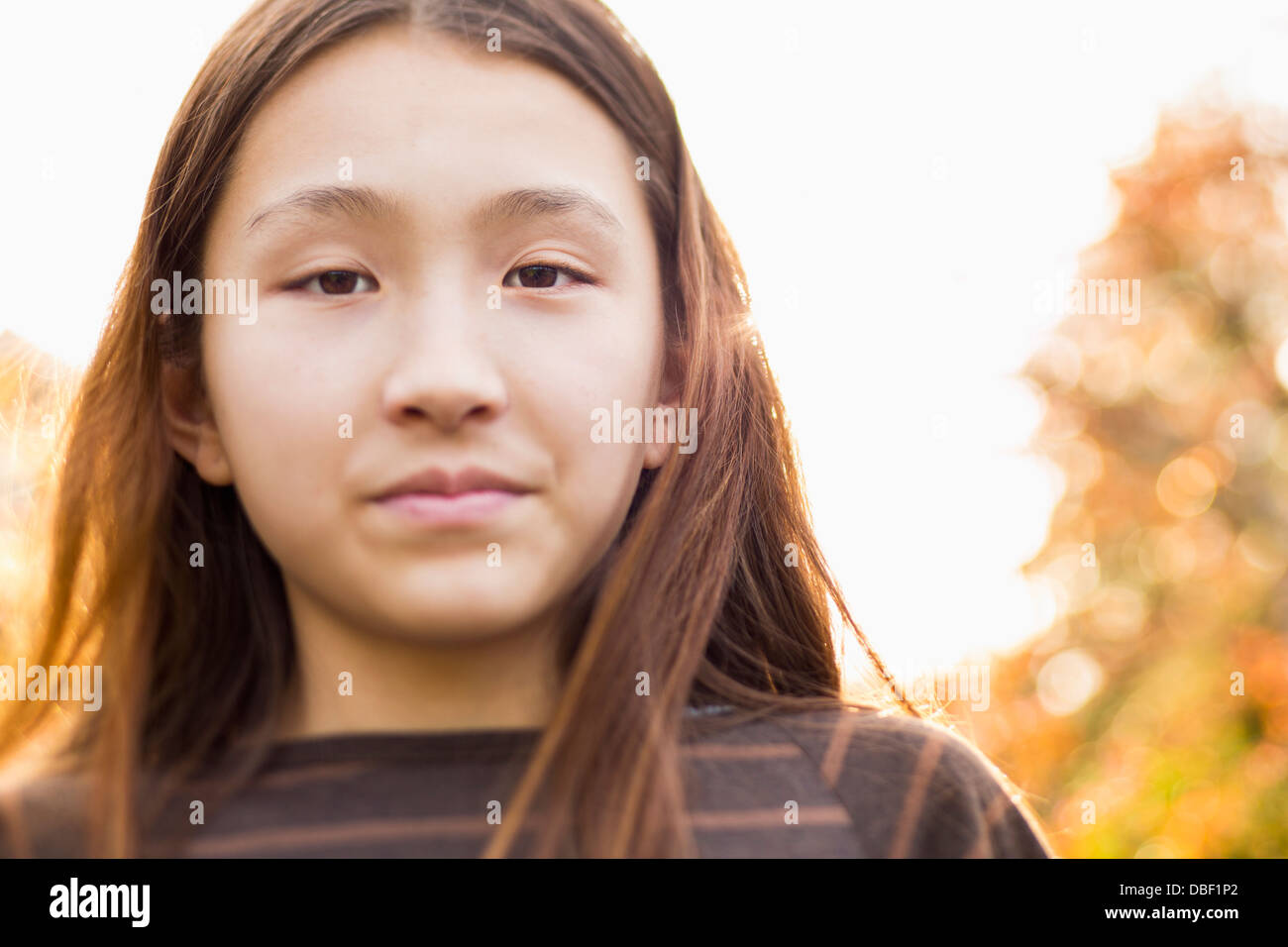 Ragazza giapponese in piedi all'aperto Foto Stock