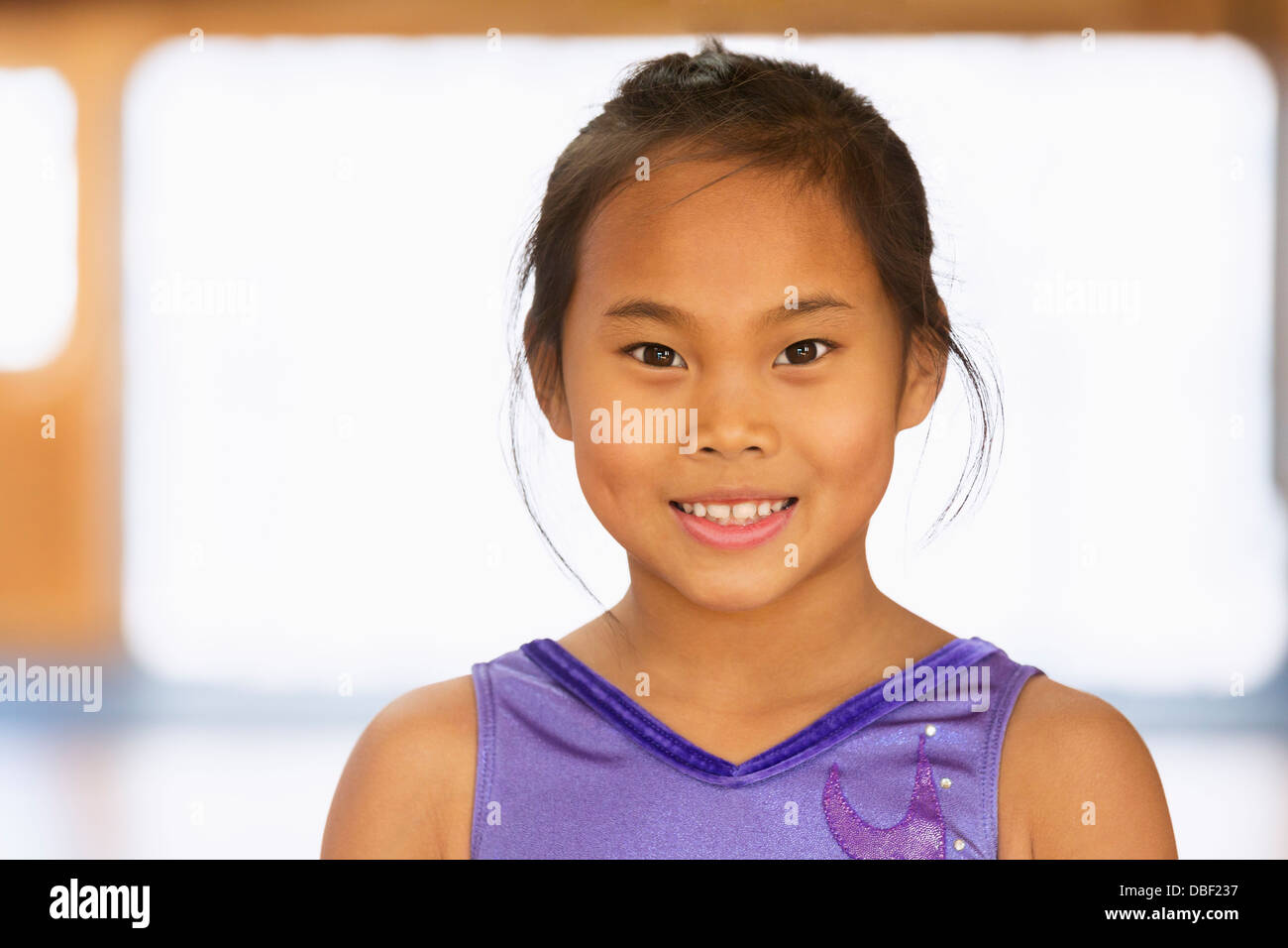 Il cinese ragazza sorridente in palestra Foto Stock