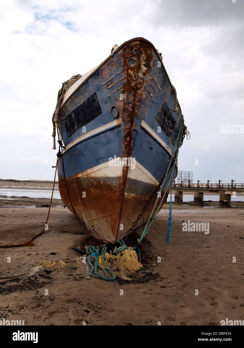 Rusty old ship spiaggiata, Instow, Devon, Regno Unito 2013 Foto Stock