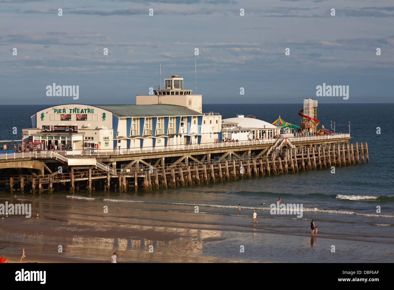 Teatro di Bournemouth e pier con fiera di attrazioni in una calda serata di luglio Foto Stock