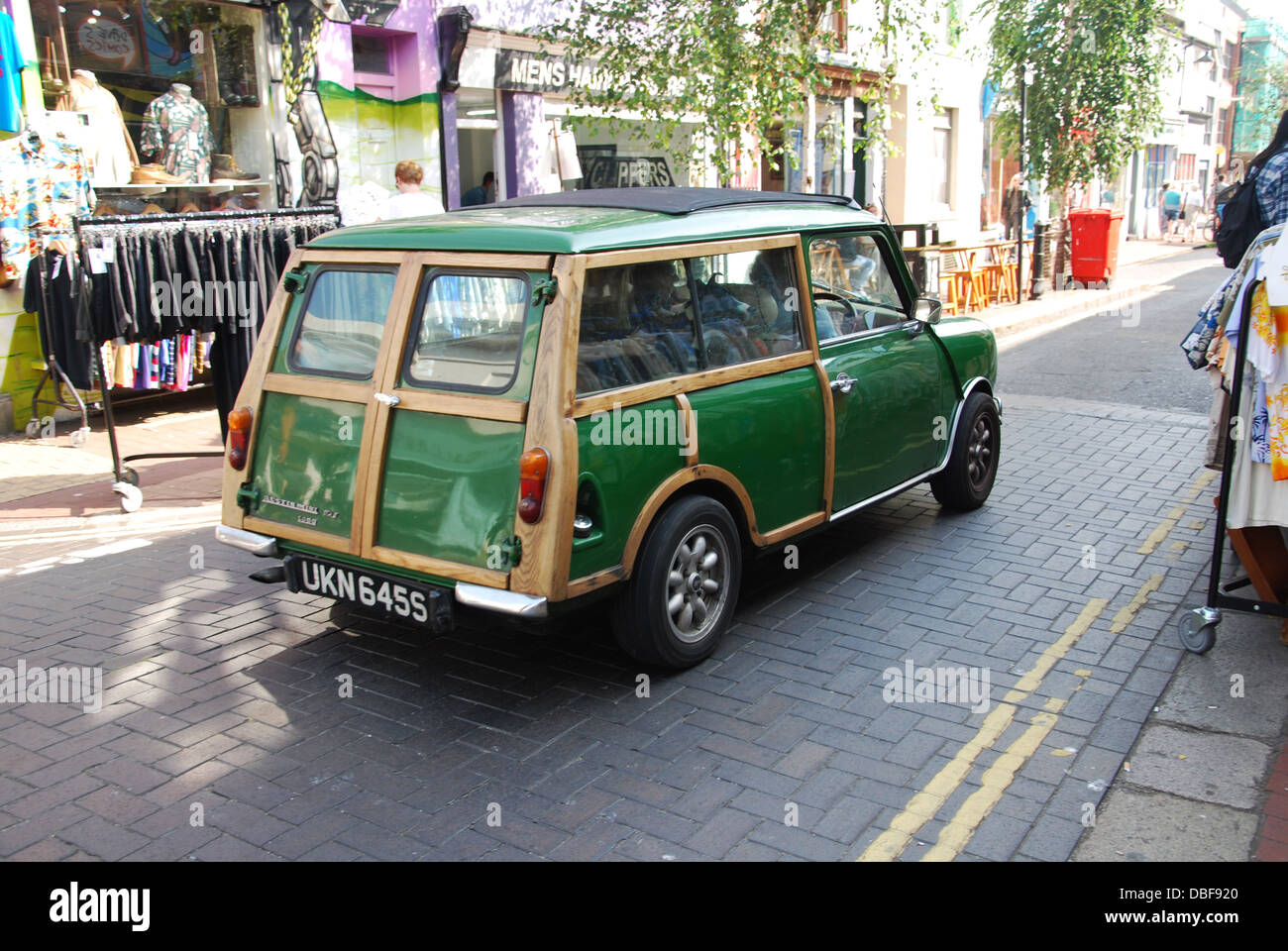 Classic MINI Countryman in Sydney Street, North Laine District Brighton Regno Unito Foto Stock