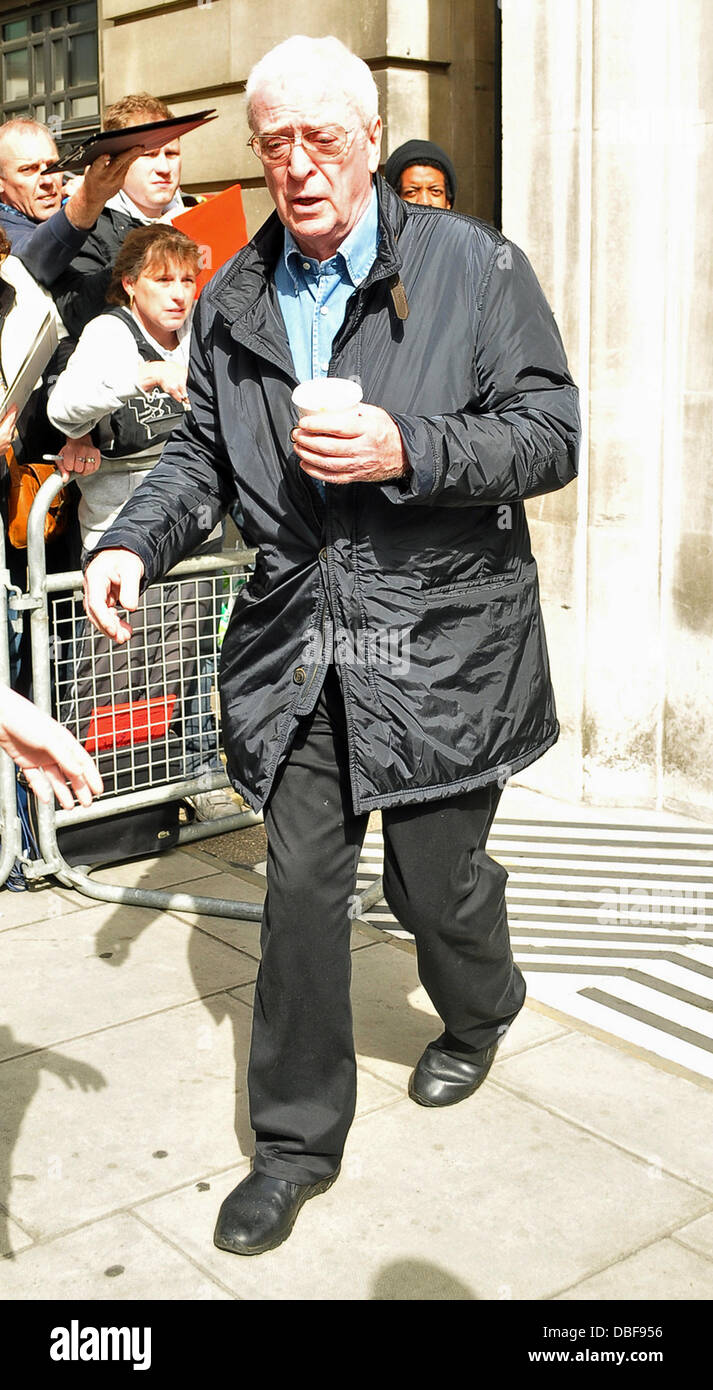 Michael Caine lascia la BBC Radio 2 Studios di Londra - Inghilterra - 10.06.11 Foto Stock