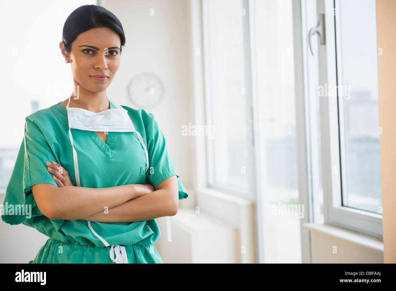 Infermiere indiano con le braccia incrociate in office Foto Stock