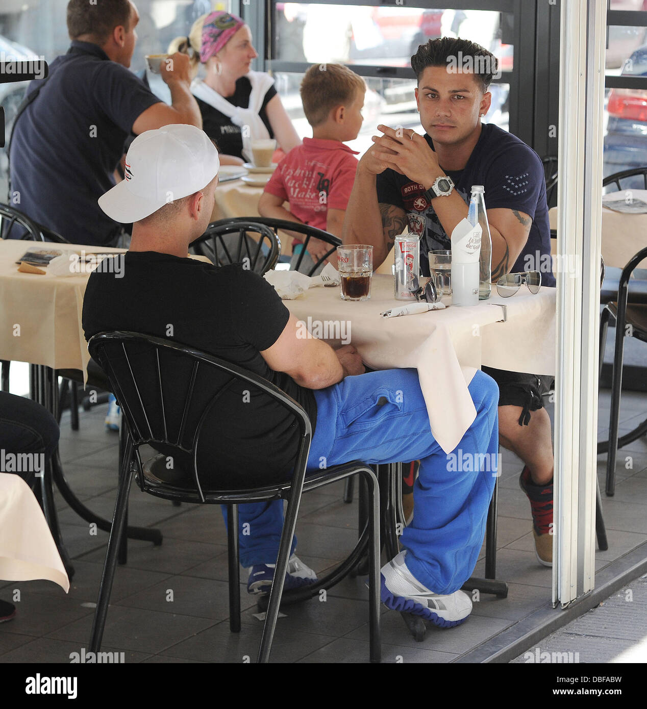 Paul 'Pauly D' DelVecchio e Mike "La situazione' Sorrentino Jersey Shore cast membri godono di un tardo pranzo presso La Sosta de' Golosi Cafe. Firenze, Italia - 10.06.11 Foto Stock