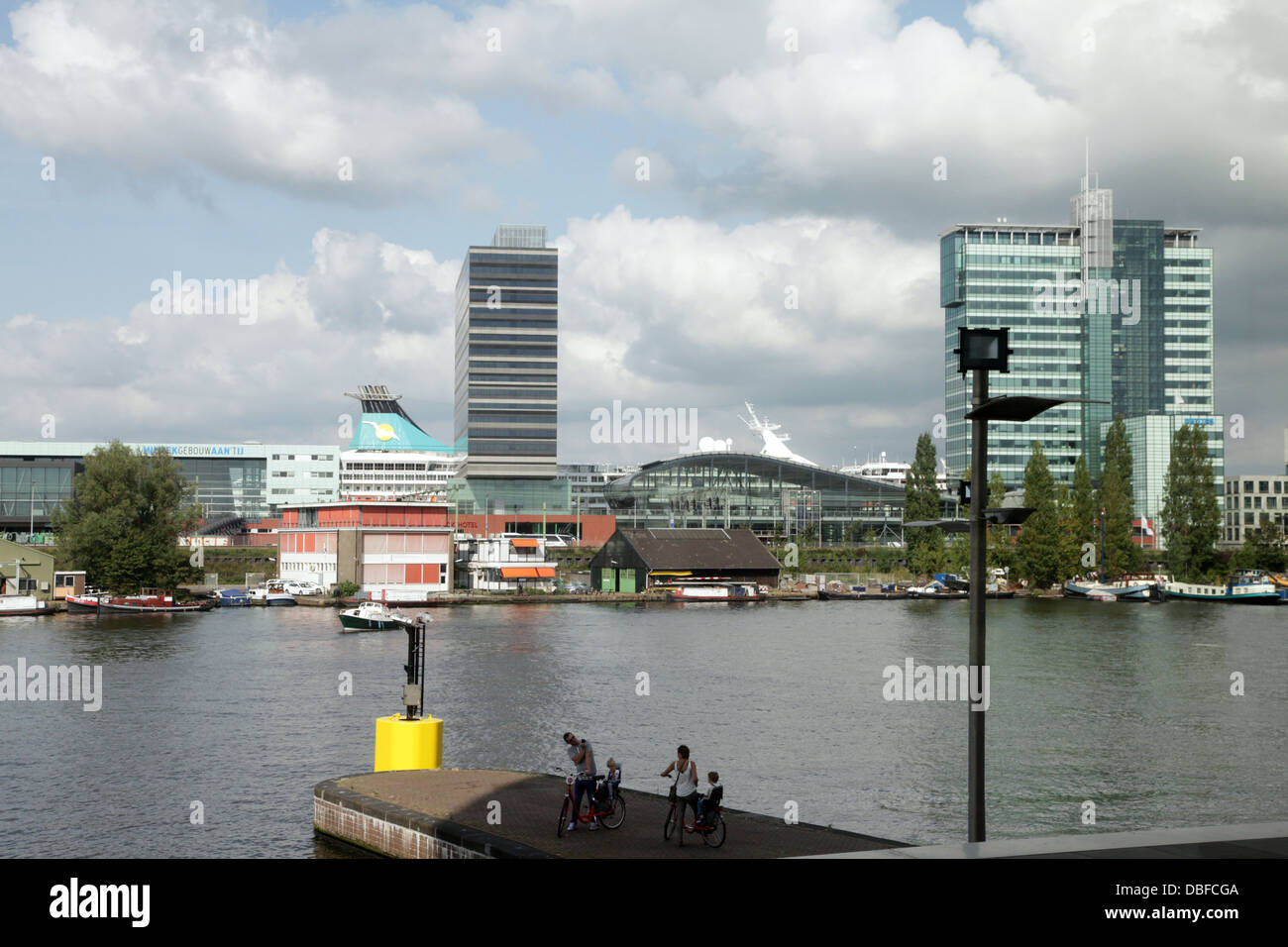 Vista di Muziekgebouw Aan 't IJ e altri edifici, Amsterdam Foto Stock