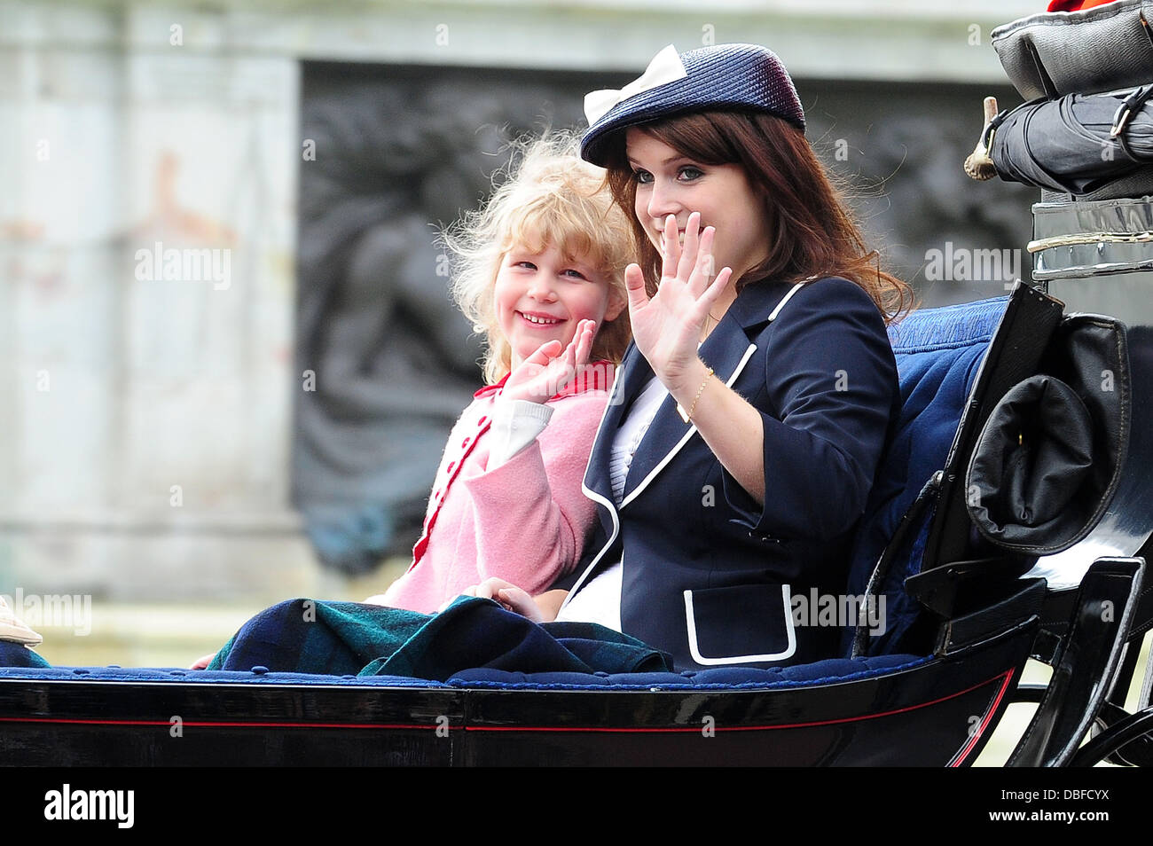 Signora Louise Windsor e la principessa Eugenie di York Trooping il colore per celebrare la regina del compleanno ufficiale tenutosi presso il centro commerciale di Londra - Inghilterra - 11.06.11 Foto Stock