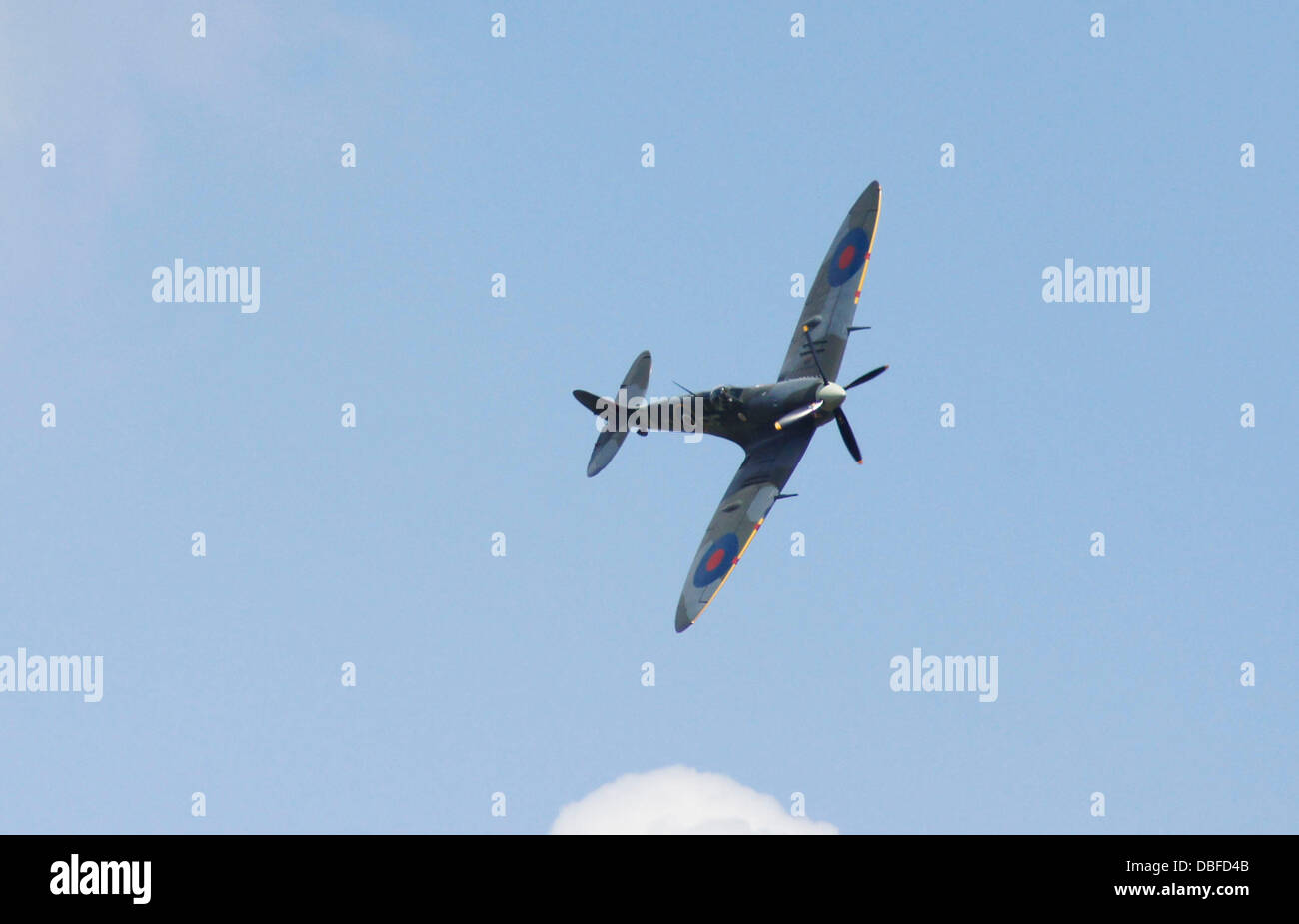 Un RAF WWII Spitfire cerchi su acque Fairlop alla periferia di Londra. Il piano è stato parte di una speciale flypast sul percorso di Londra come parte del Queens celebrazioni. Londra, Inghilterra - 11.06.11 Foto Stock