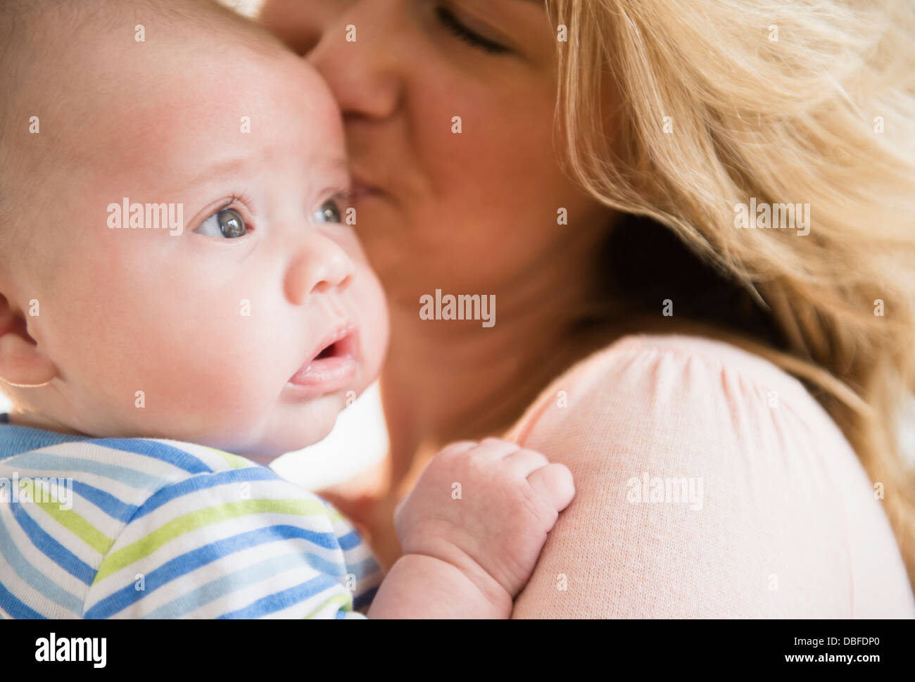 Madre caucasica kissing baby Foto Stock