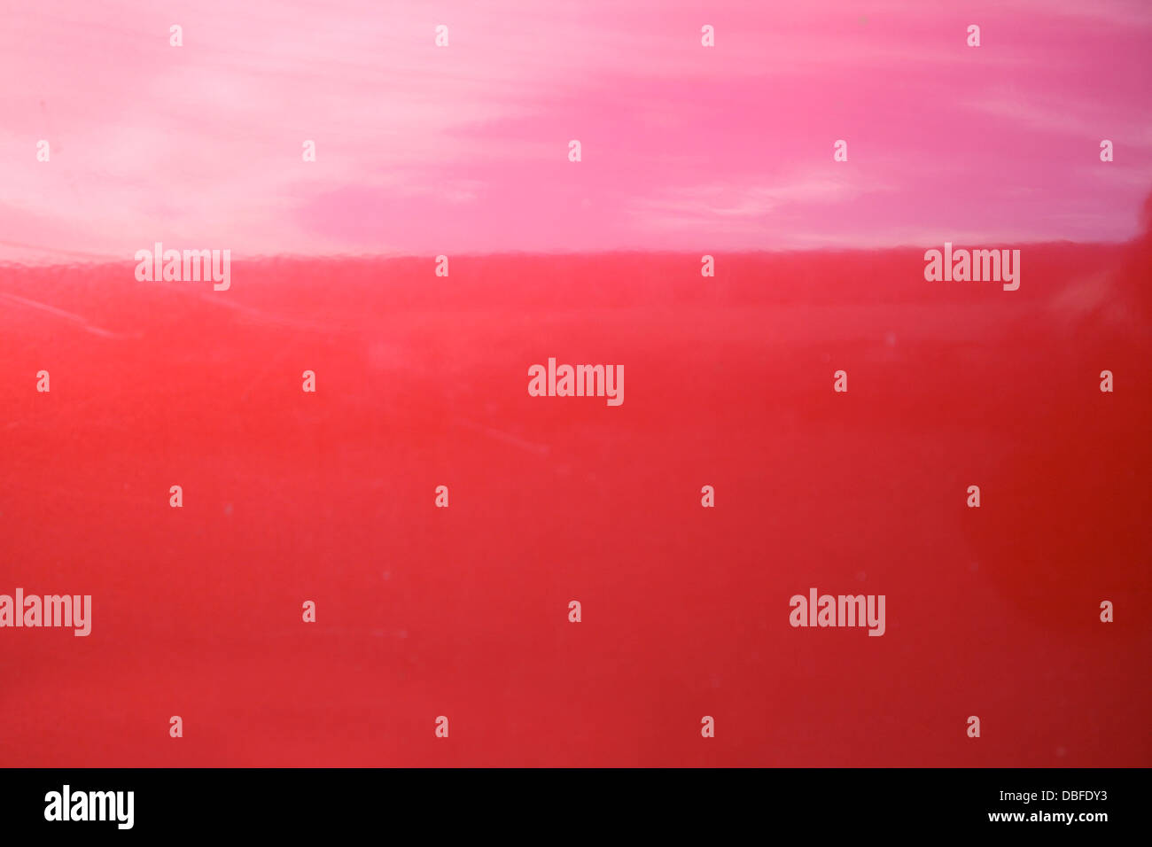 La riflessione della luce sulla vernice dell'auto Foto Stock