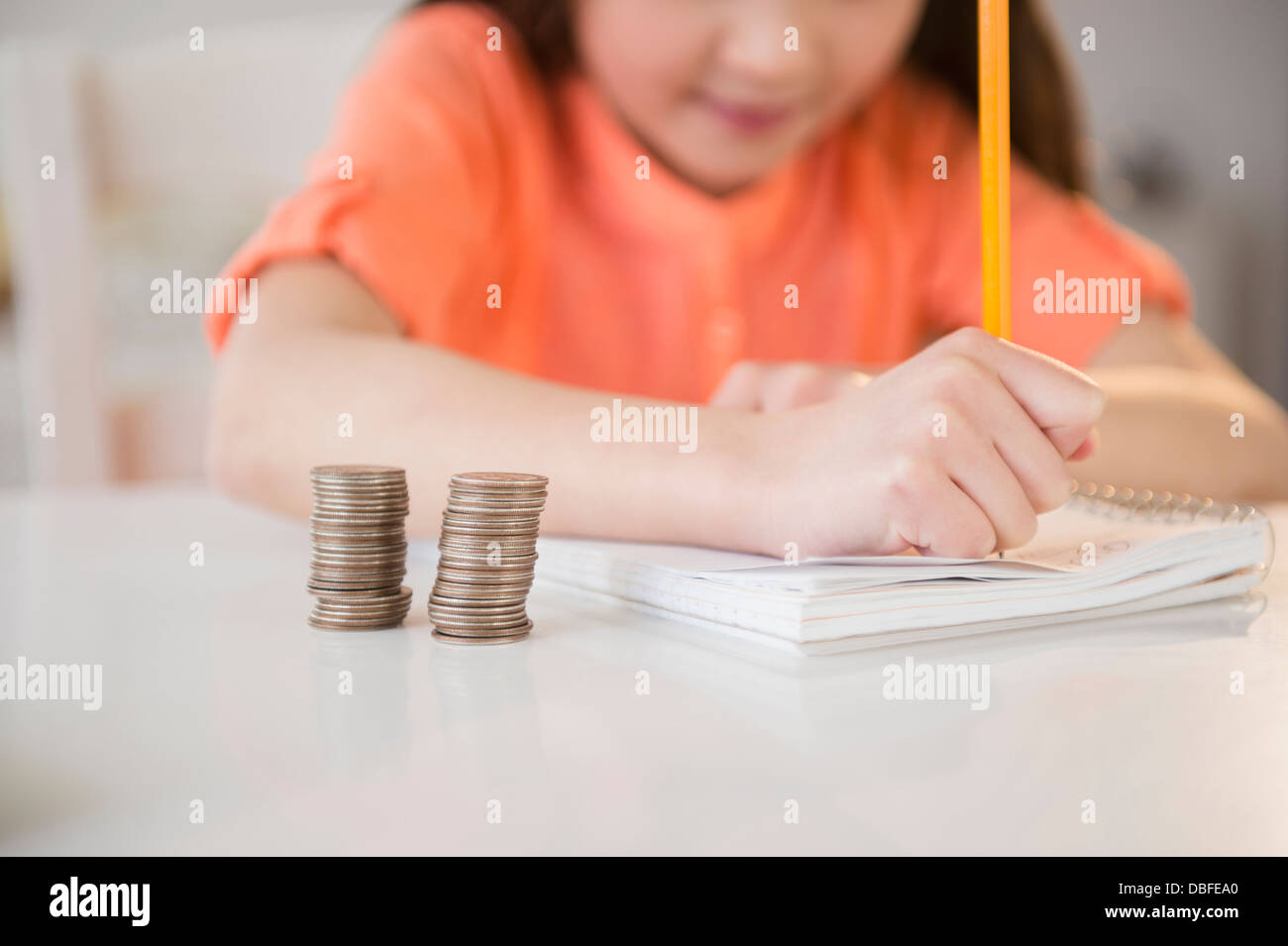 Razza mista ragazza facendo i compiti di scuola Foto Stock